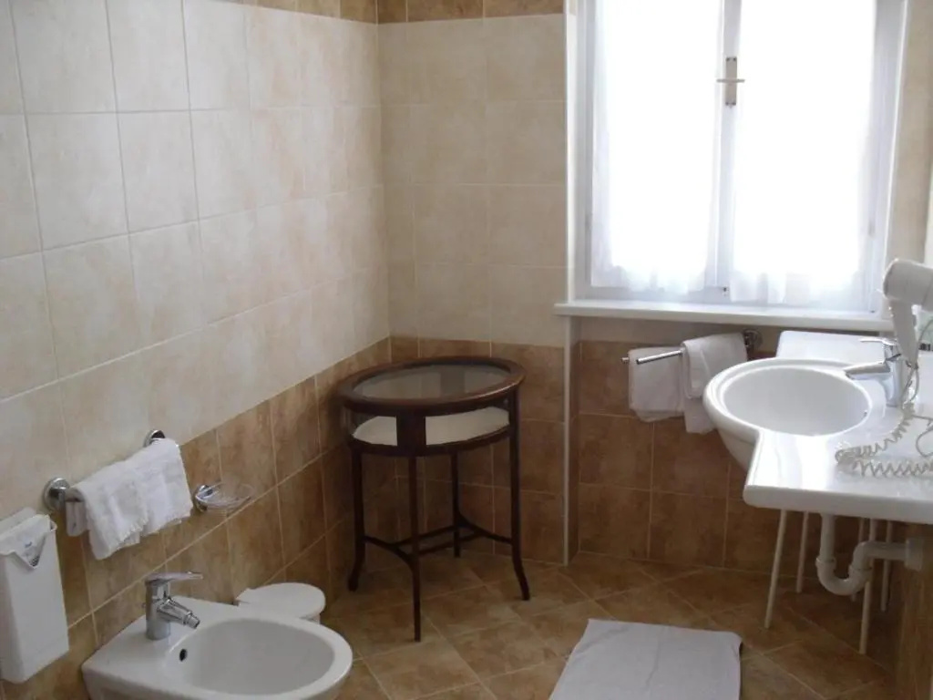 Standard Triple room with lake view