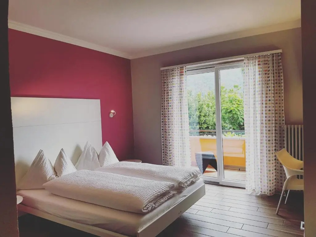 Standard Double room with lake view (full double bed)