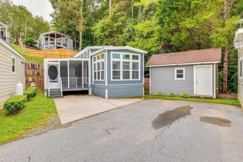 Lake Norman Getaway w/ Pool Access + Kayaking!