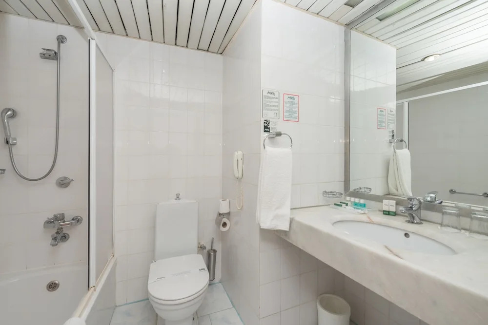 Двухместный номер Standard с видом на море двуспальная кровать в Antalya Adonis Hotel