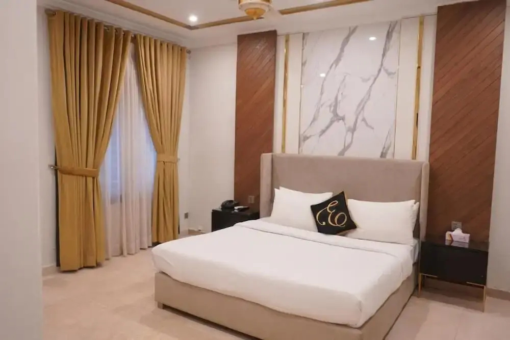 Deluxe Double room (full double bed)