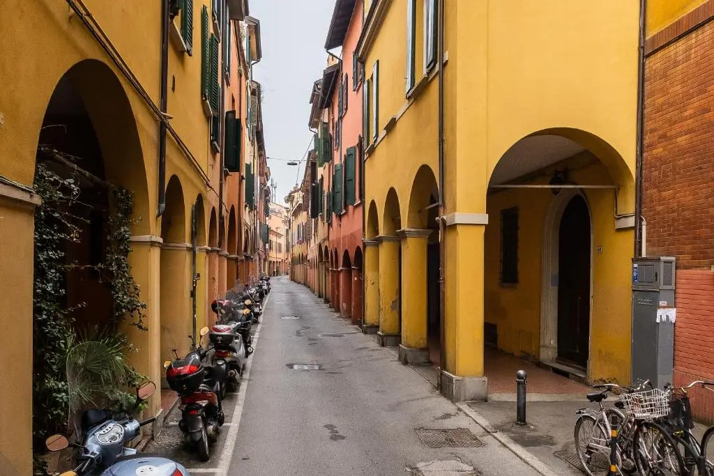 Sotto i portici di Bologna