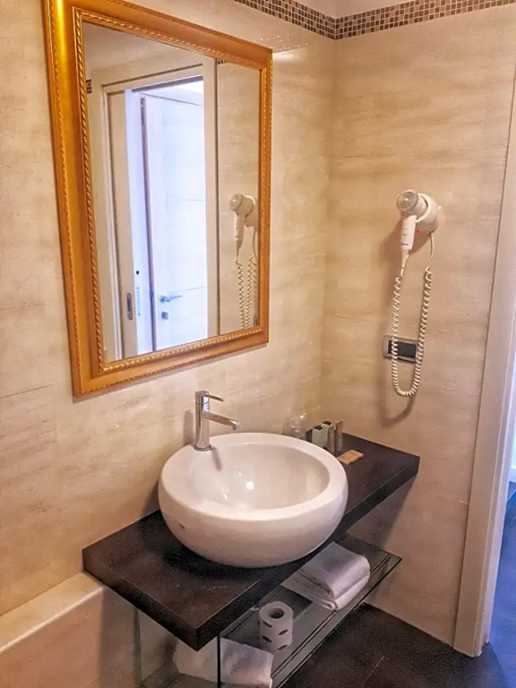 Deluxe Double room (full double bed)