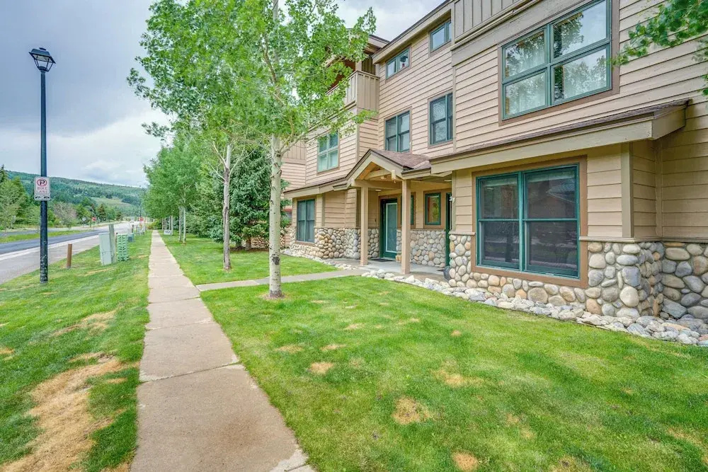 8 Mi to Skiing: Mtn-view Getaway in Frisco!