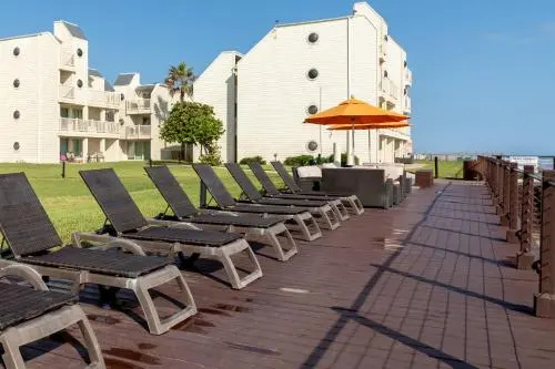 Bayview condo 2BR, beachfront resort. Solare Tower 604