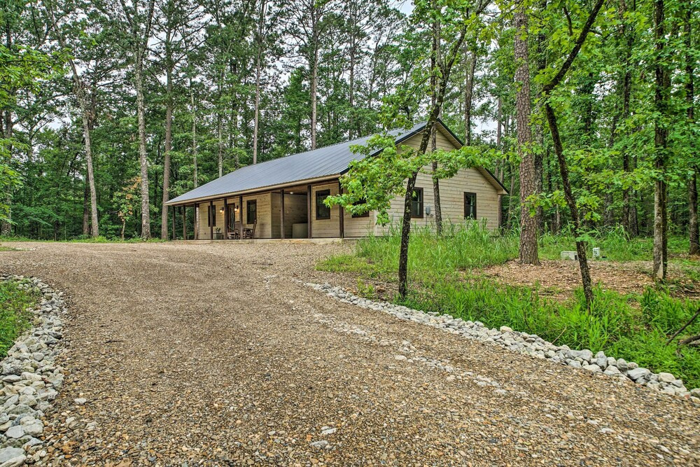 Quiet & Peaceful Hochatown Cabin w/ Hot Tub!