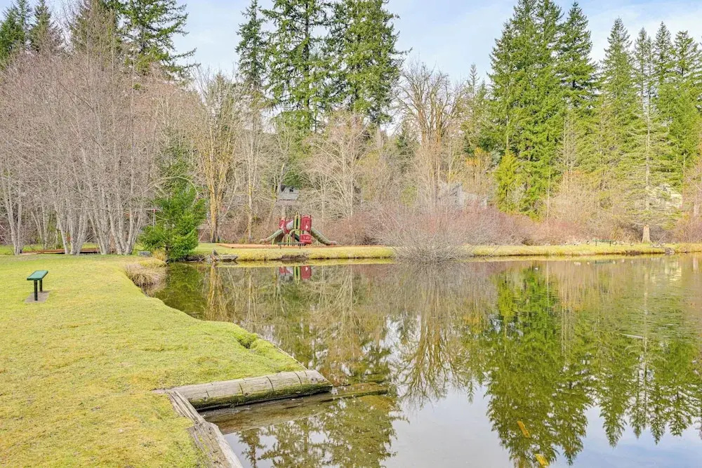 5 Mi to Mt Rainier Nat'l Park: Gem w/ Lake Access