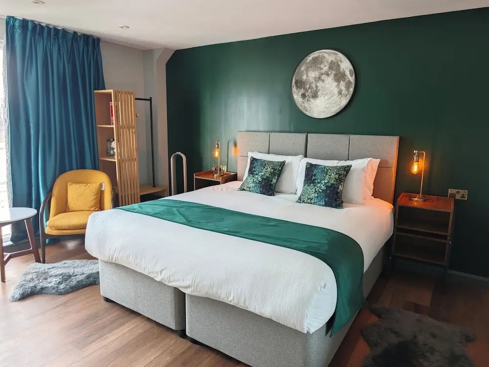 Deluxe room with balcony and with partial sea view