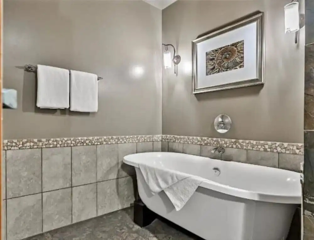 Luxury 3-Br Penthouse | INDOOR Pool & Hot Tub | Pool Table | 2 Decks + Mtn Views - фото 9