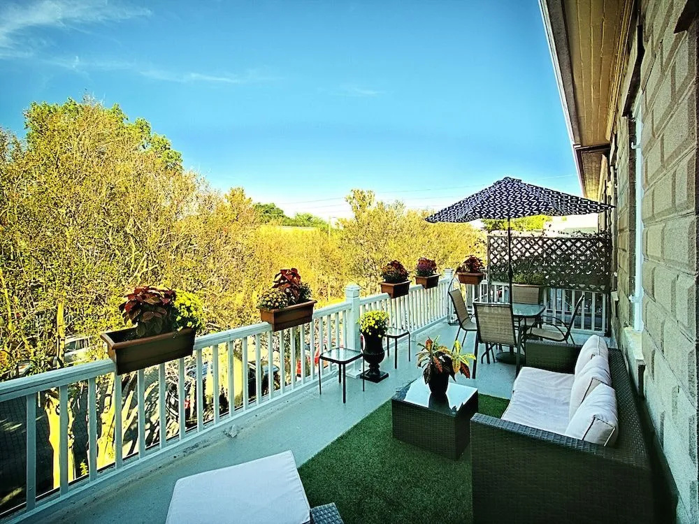 Downtown Savannah Oasis 4 BR 3 BA