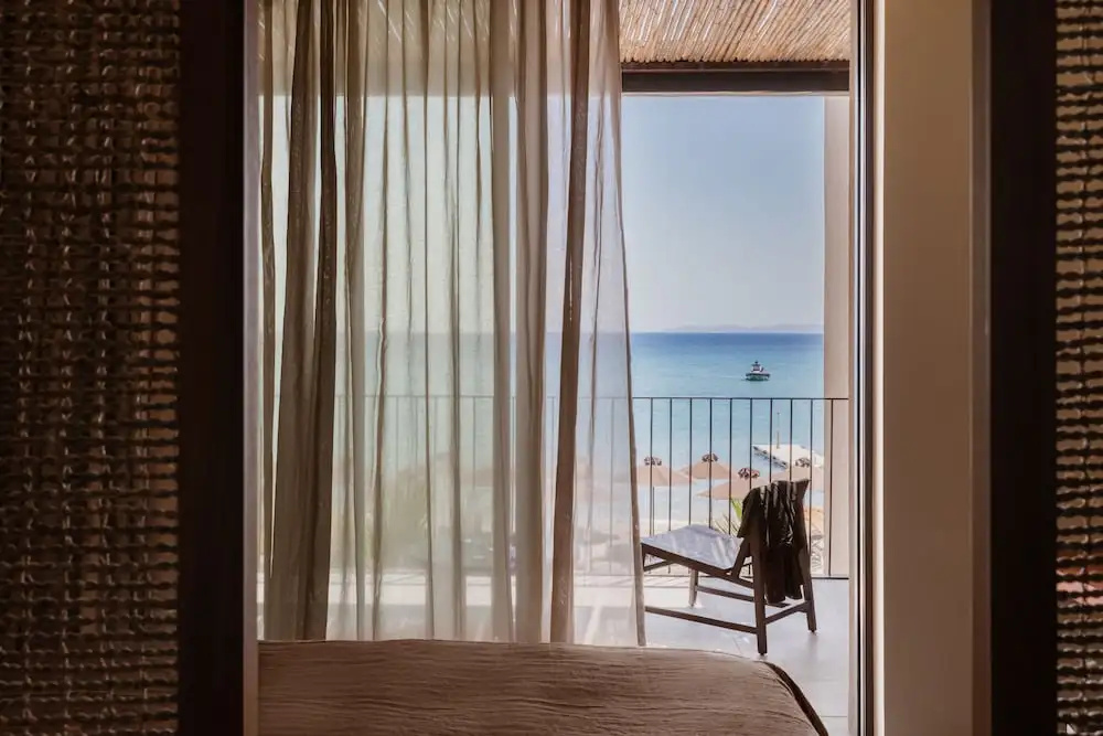 Deluxe Double room beachfront (full double bed)