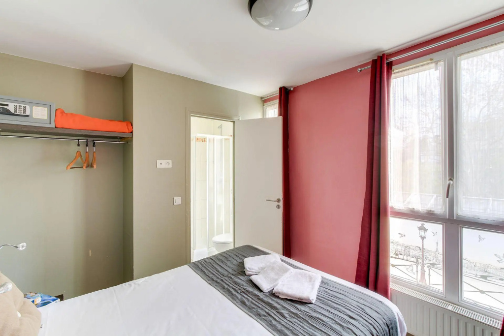 Double room (full double bed)