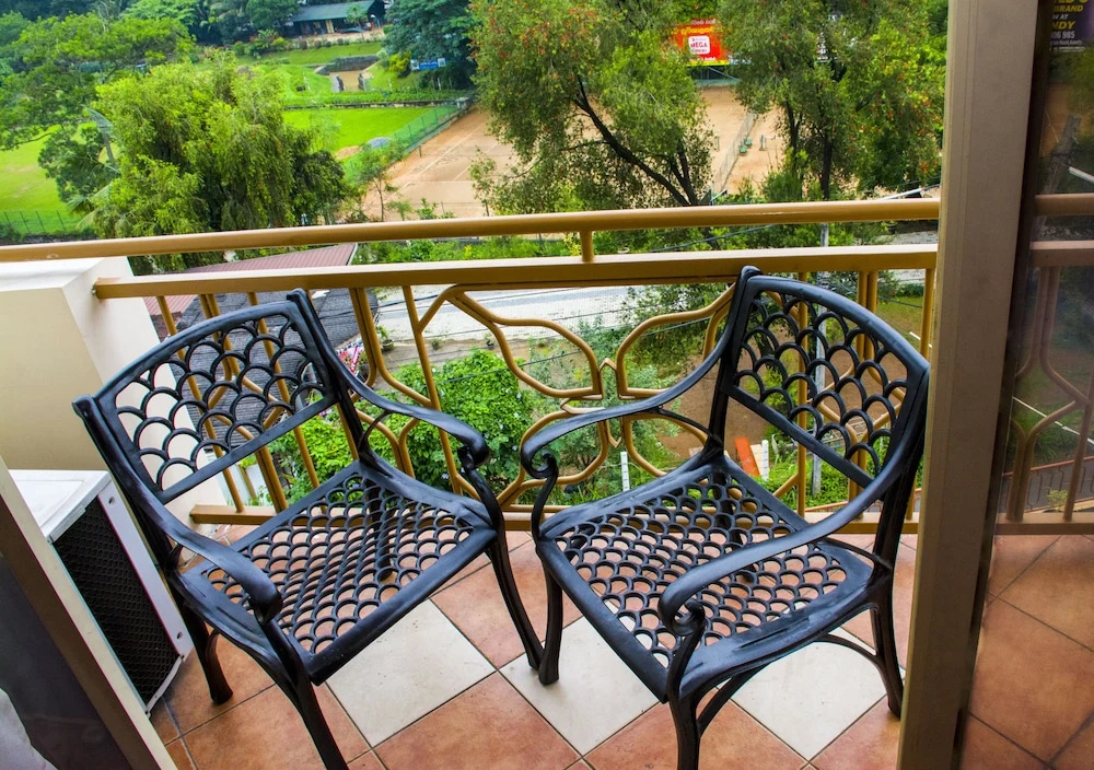 1 Bedroom Deluxe Double room with lake view (full double bed)