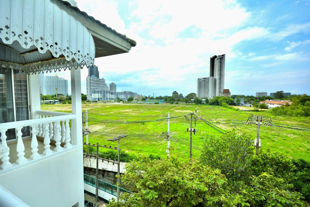 Spacious Corner 1-bedroom Condo With 2 Balconies - Baan Suan