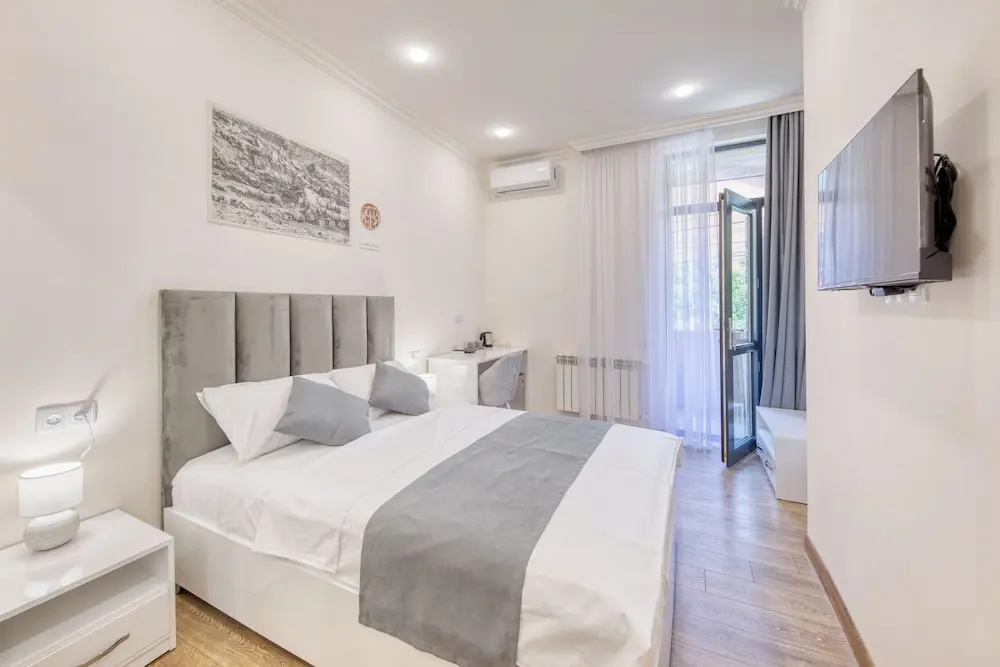 Standard Double room with balcony (full double bed)