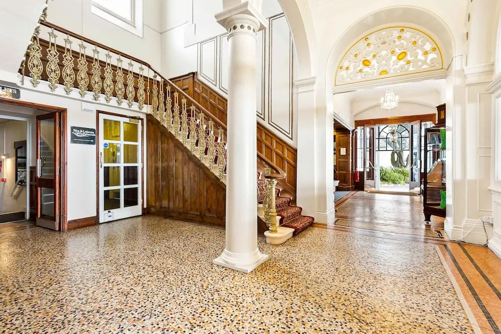 Lobby & Reception