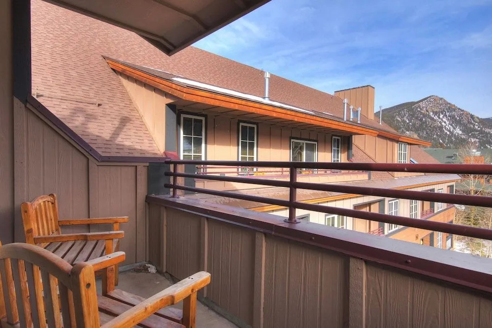 8539 Dakota Lodge by RedAwning