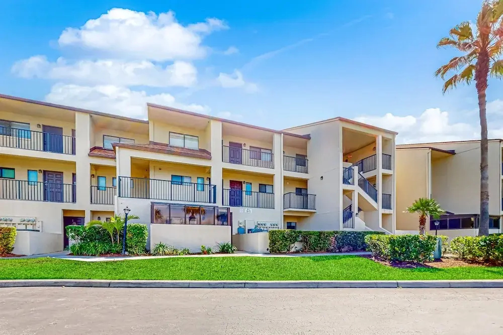 Recently Updated Resort Condo With 2 Pools, 2 Balconies, Ocean Views, Bbq, & W/D