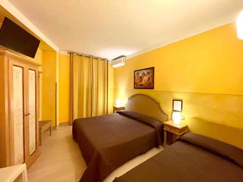 Standard Triple room
