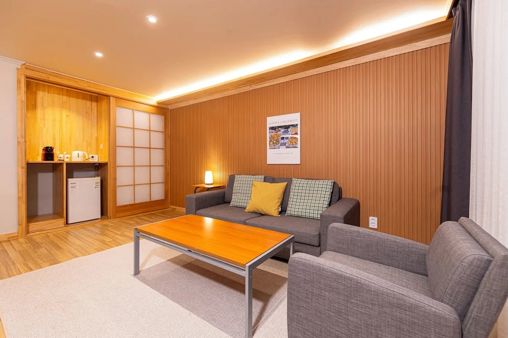 1 Bedroom Standard Double Family room with mountain view (twin beds)