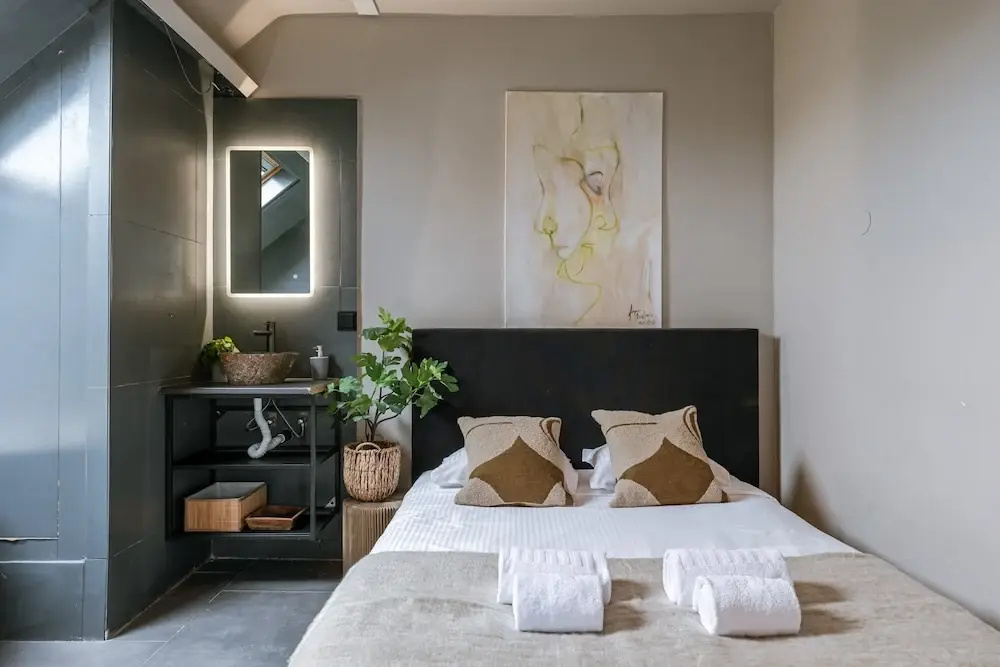 Chic Rooftop Apartment in Antwerp s Shopping hub
