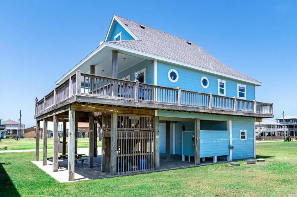 Beach Please 3 Bedroom Home by RedAwning