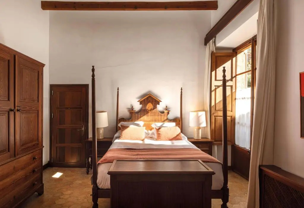 Classic Double room (full double bed)