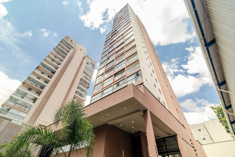 Ape Novo ao lado do Bourbon e Allianz.