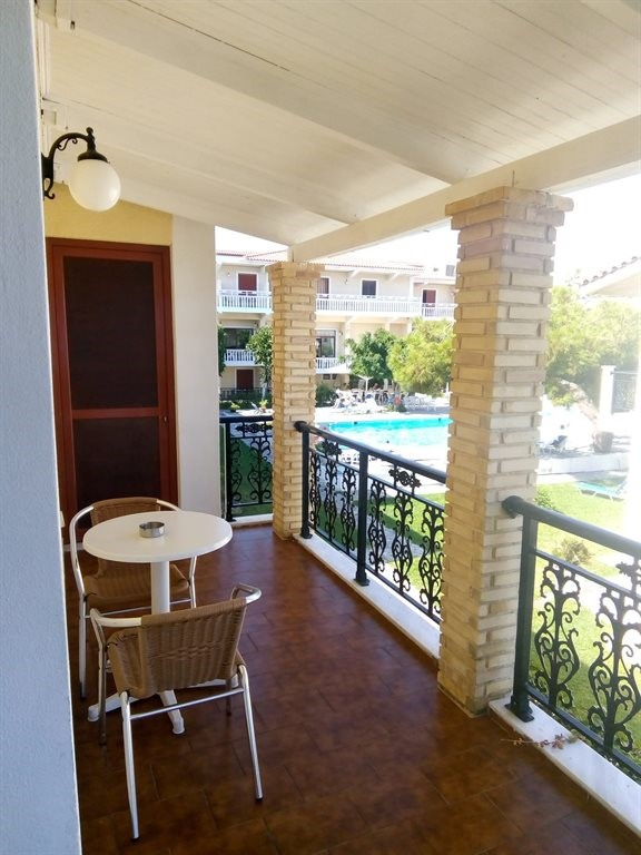 Classic Quadruple room with pool view