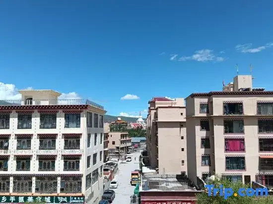 Caofangzi Homestay (Ganzi Town White Pagoda Park)