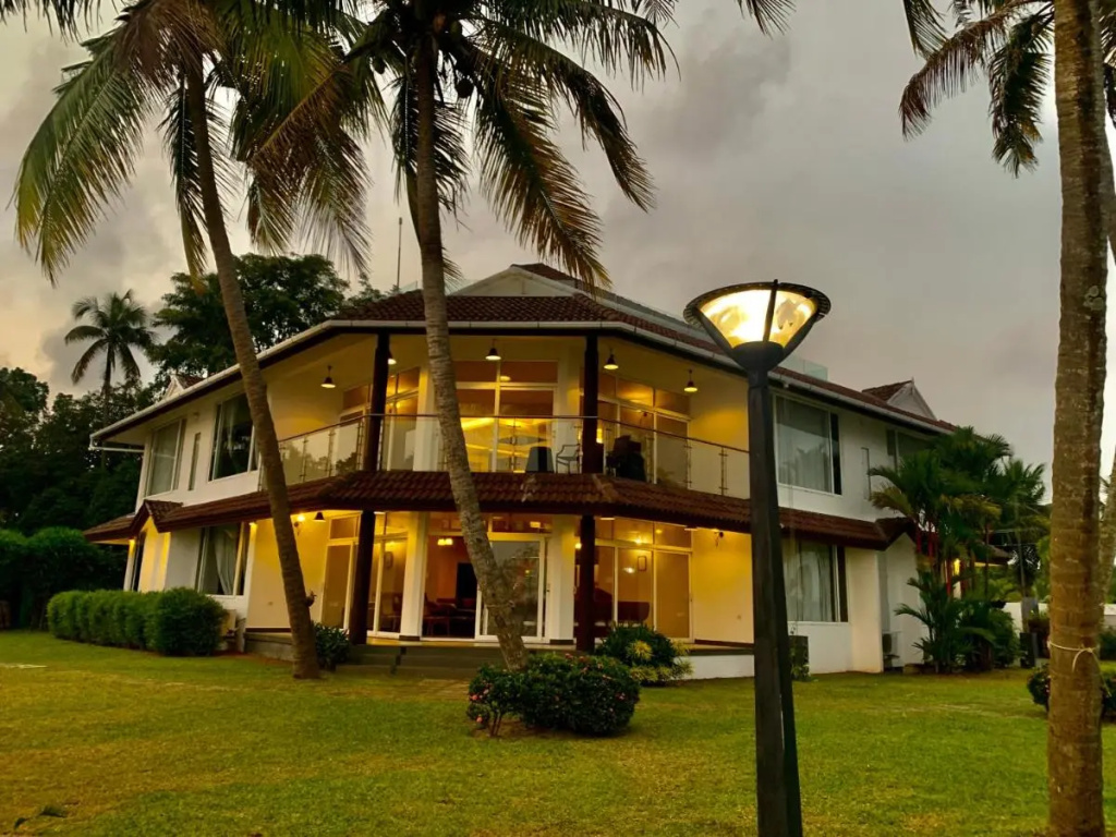 BLUSALZ MANOR Waters Edge Kochi