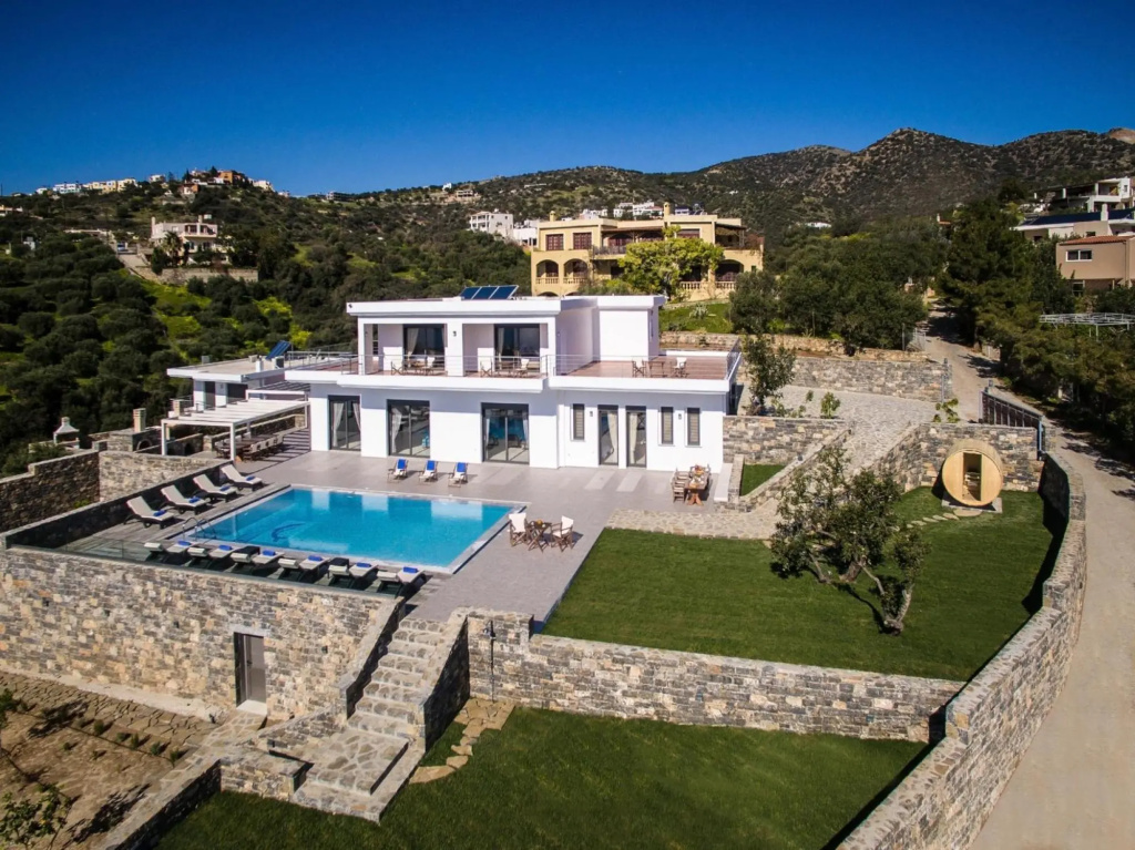 Villa Bellelen with a heated pool