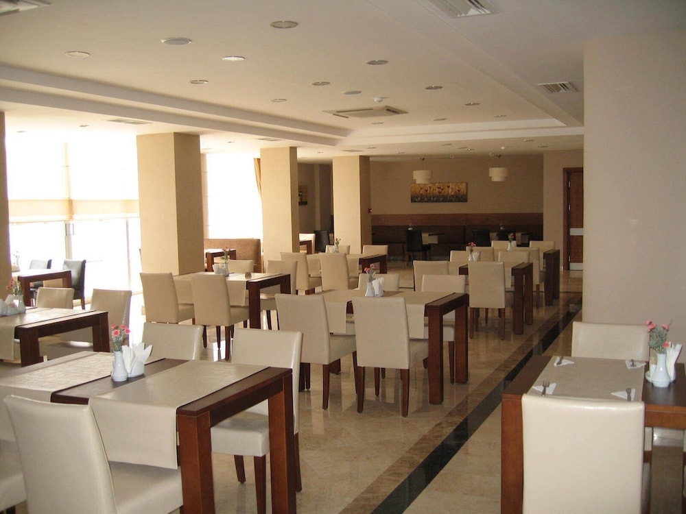 Mom Hotel - Général
