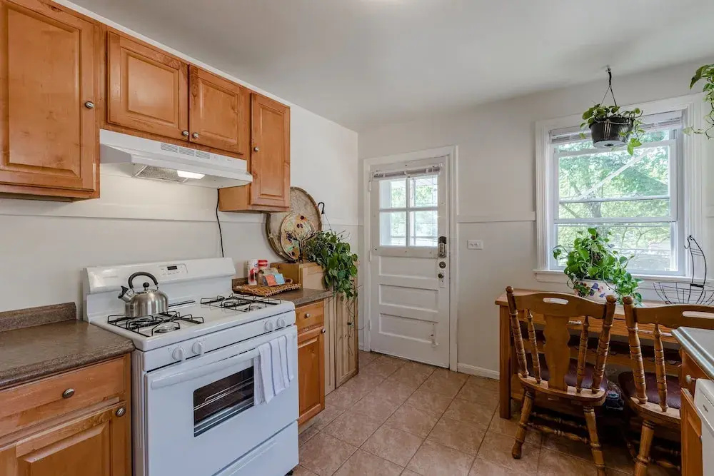 Bright and Charming 2 Bed Apartment in Evanston by AllSet Turnover - фото 13