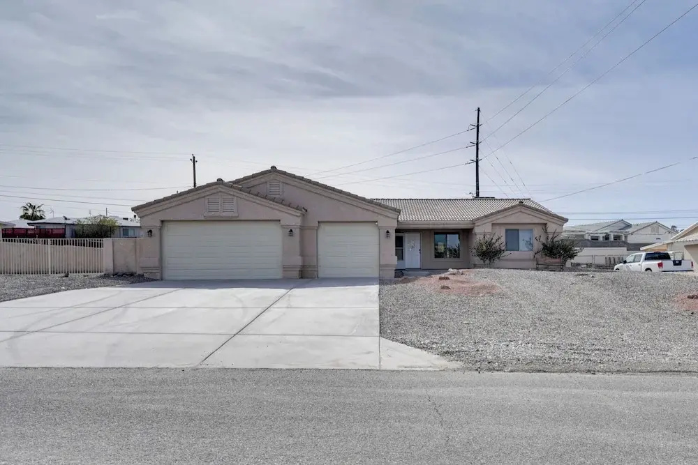 Lake Havasu Home w/ Fire Pit & Grill, 3 Mi to Lake