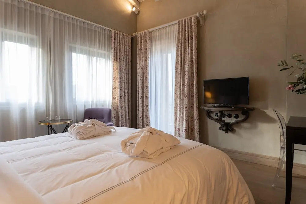Deluxe Double room with balcony (full double bed)