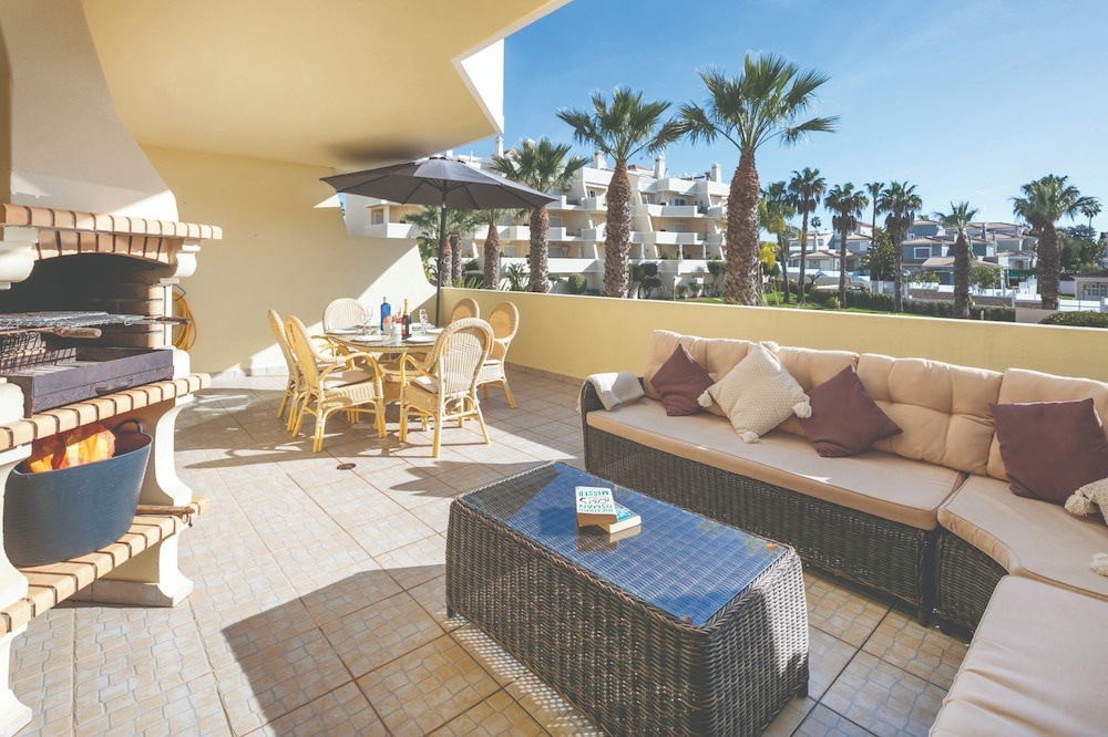 Stylish 2BR Apartment With Pool, Parking & Wifi