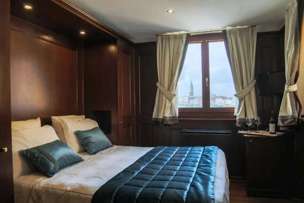 Classic Double room with bay view (full double bed)
