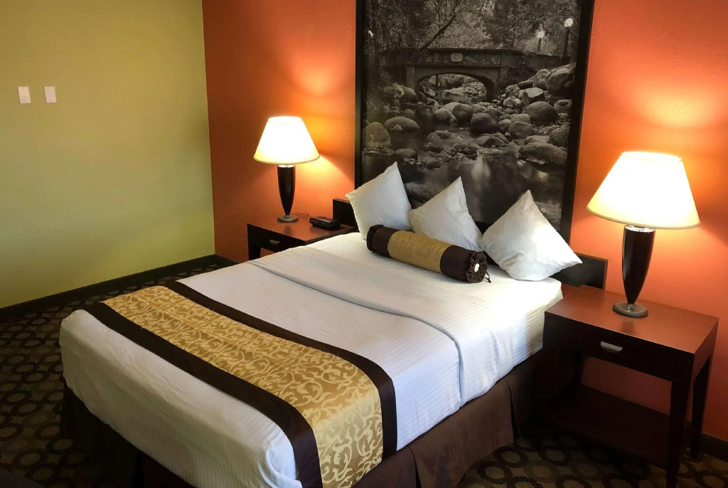 Super 8 by Wyndham Ontario Room Type - Standard Double room (full double bed)