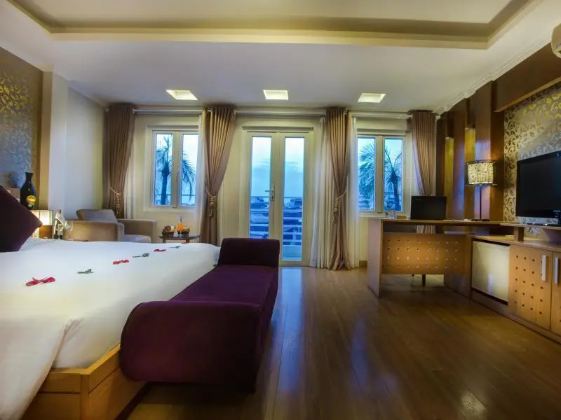 Junior Suite with balcony and with city view