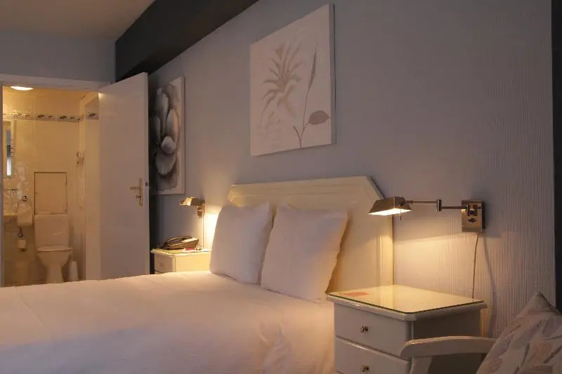 Business Double room (full double bed)