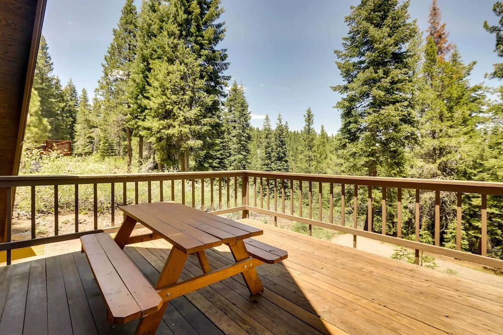 Spacious Cabin w/ Deck, < 3 Mi to Donner Lake