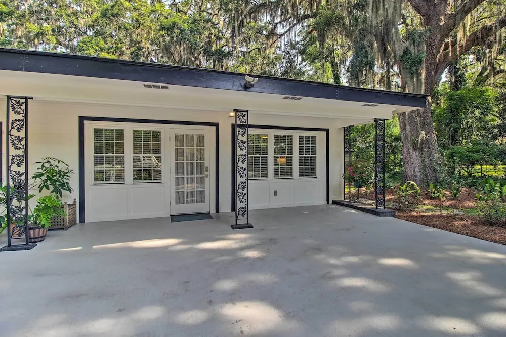 Elegant Savannah Hideaway w/ Private Garden