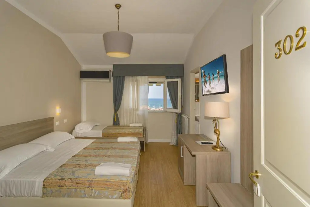 Standard Triple room with sea view