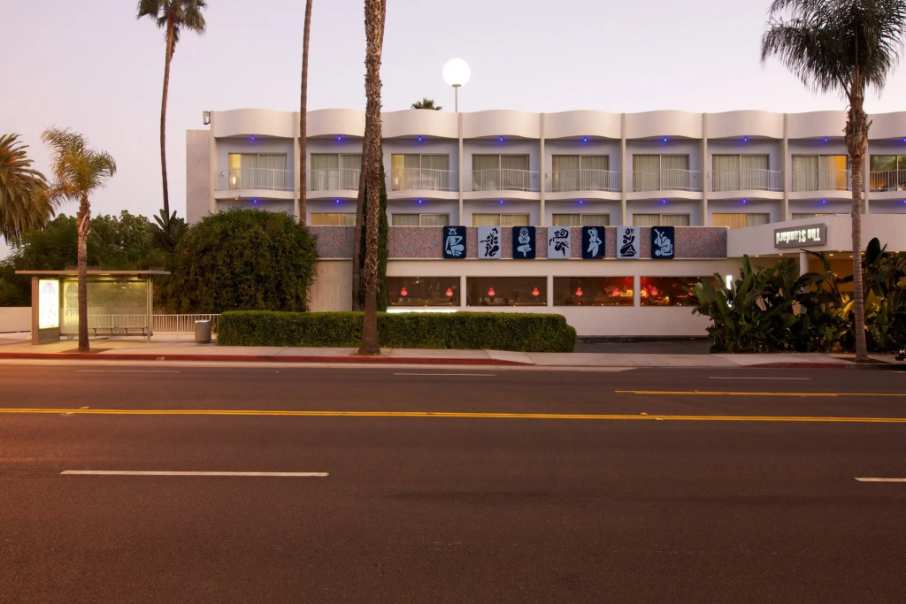 The Standard Hollywood