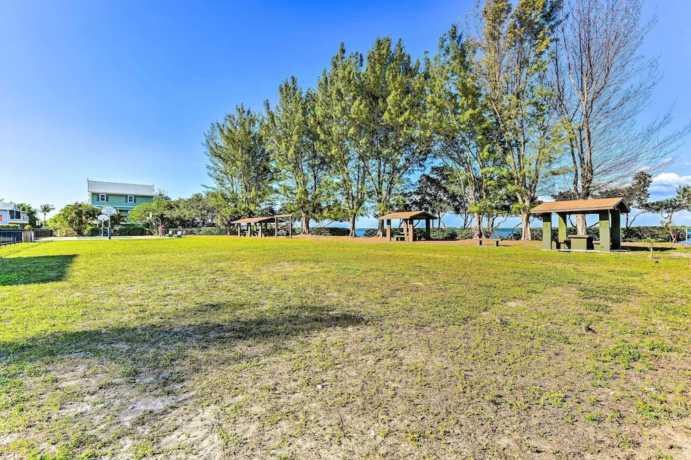 Steps to Ocean & Bay: Bradenton Beach Townhome!