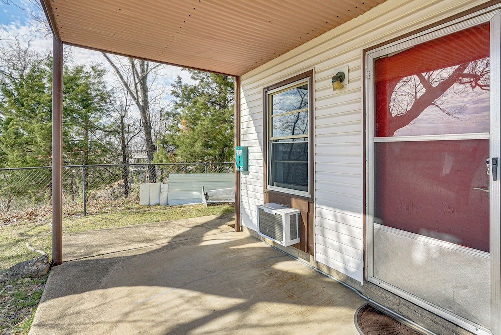 Unit 8: Explore the Strip! Studio w/ Pool Access