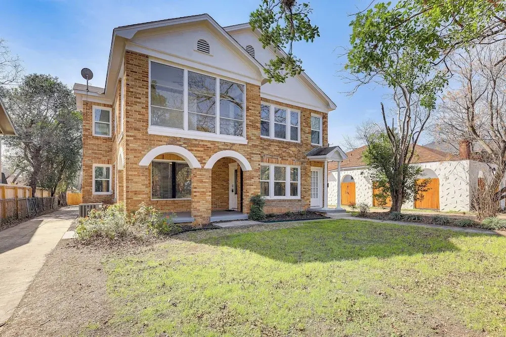 1 Mi to San Antonio Zoo: Olmos Park Apt!