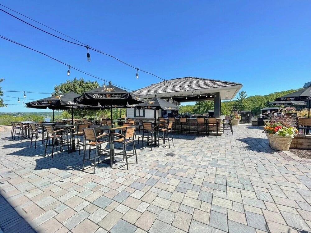 Lake Geneva Condo With Pool, Fireplace & Parking