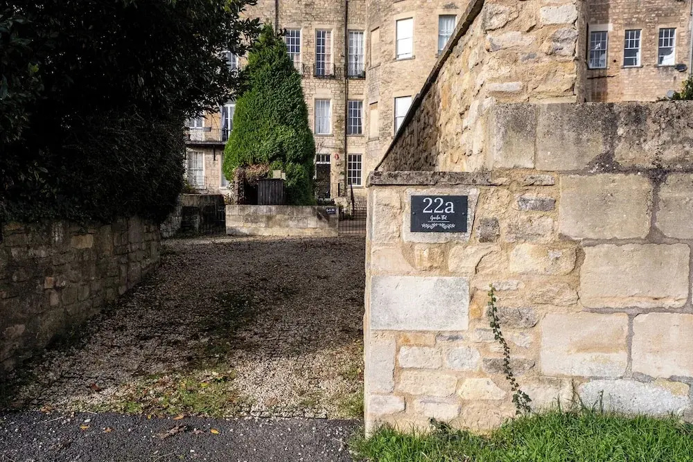 Garden Flat Apartment in Grosvenor Place